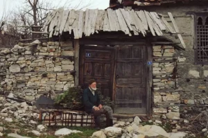İnsan, Beklendiği Yerde Yaşar…